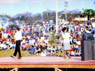 Ricardo Viviani and Renata Melo performing outdoors at Praça Benedito Calixto, São Paulo