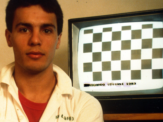 Ricardo Viviani with computer equipment and 8-bit computer graphics, associated with Danças Novas e uma Usada